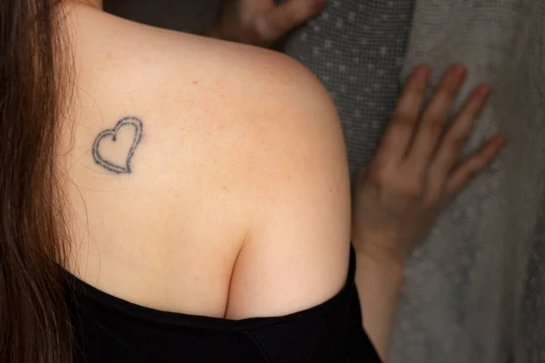Tatuaggio Del Cuore Sulla Schiena Femminile Giovane Donna Adulta Dietro Fotografia Stock
