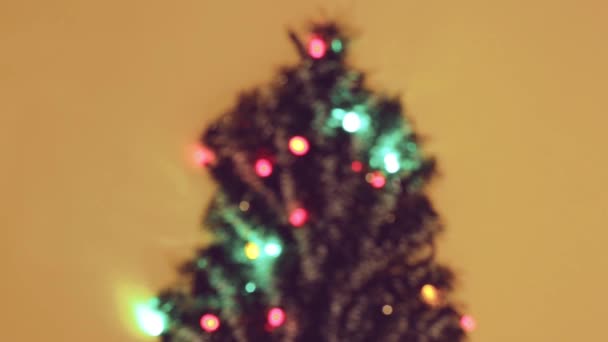 Unscharfe Lichterketten Weihnachtsbaum Schimmern Verschiedenen Farben Defokussierung Der Weihnachtsfichte Auf — Stockvideo