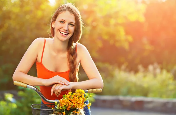 Jovem mulher e bicicleta — Fotografia de Stock