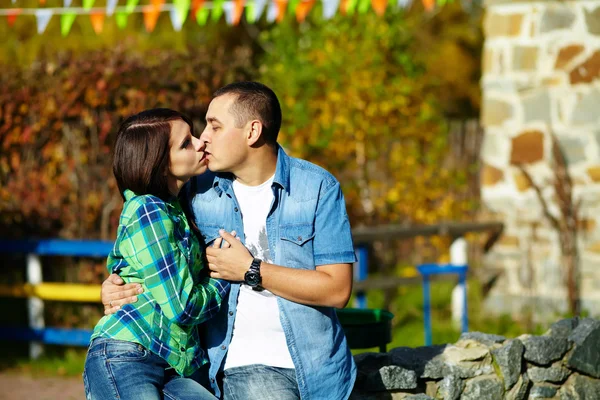 Casal em uma caminhada — Fotografia de Stock