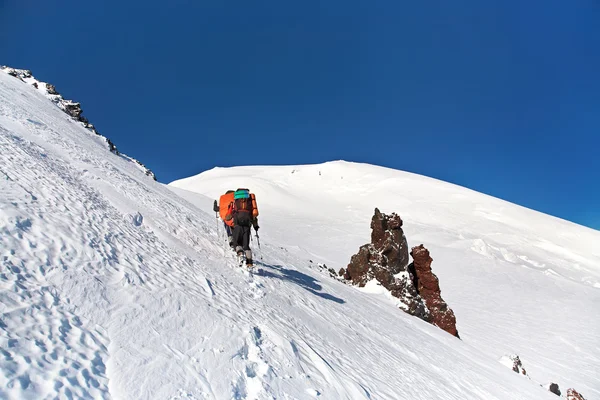 Group of hikers in the mountain — Stock Photo, Image