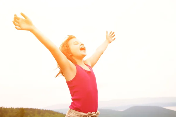 Menina feliz no topo da montanha — Fotografia de Stock