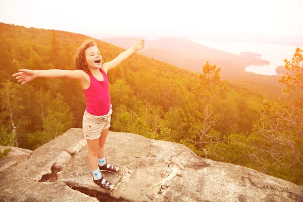 Gelukkig meisje op de bergtop — Stockfoto