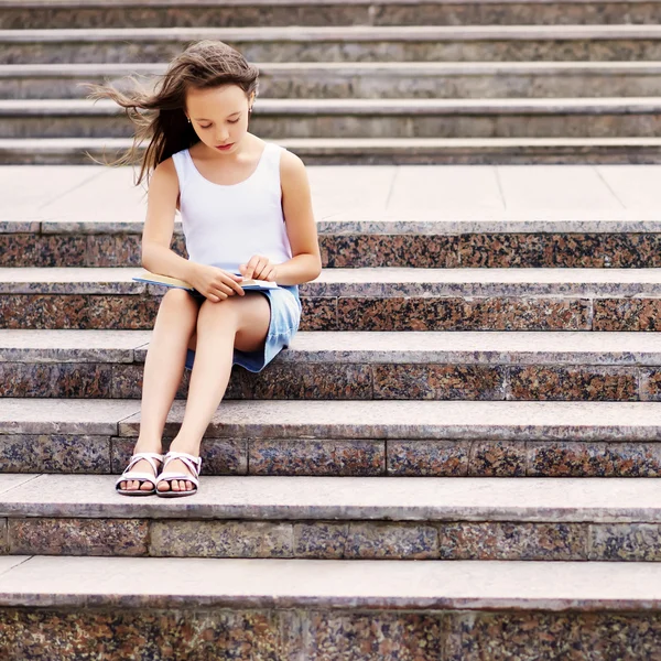 Chica en las escaleras —  Fotos de Stock