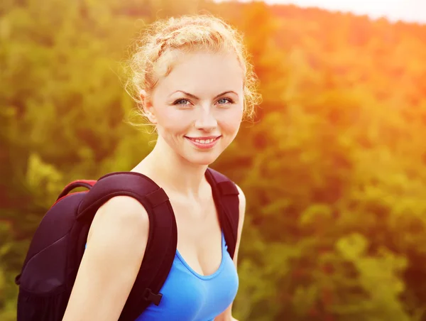 Woman with backpack hiking in the mountains — Stock Photo, Image