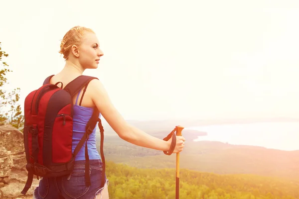 Sırt çantalı bir kadın dağda yürüyüş yapıyor. — Stok fotoğraf
