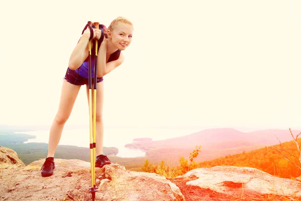 Woman with backpack hiking in the mountains — Stock Photo, Image