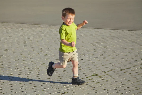 เด็กน้อยวิ่ง — ภาพถ่ายสต็อก
