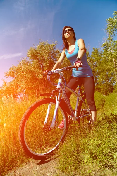 Genç kadın ve bisiklet. — Stok fotoğraf