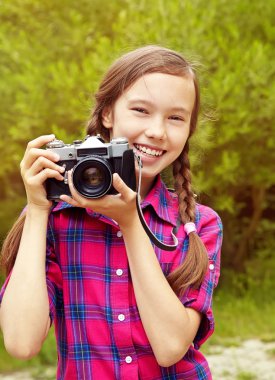 genç kız ile bir fotoğraf makinesi