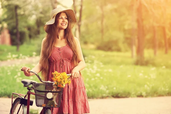 Jonge vrouw en fiets — Stockfoto