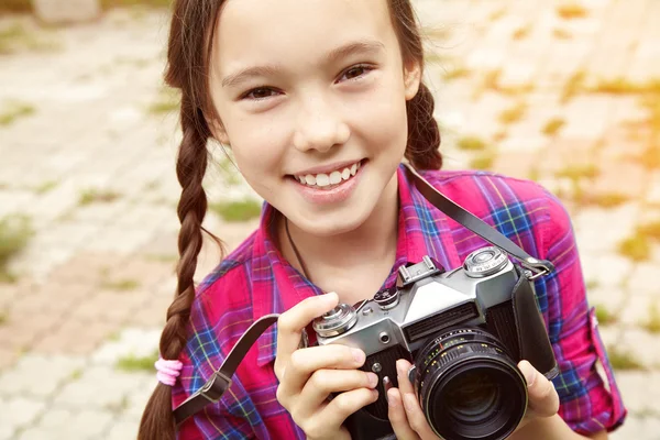 Tienermeisje met een camera — Stockfoto