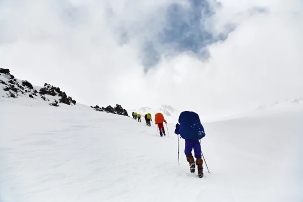 Grupo de caminhantes na montanha — Fotografia de Stock