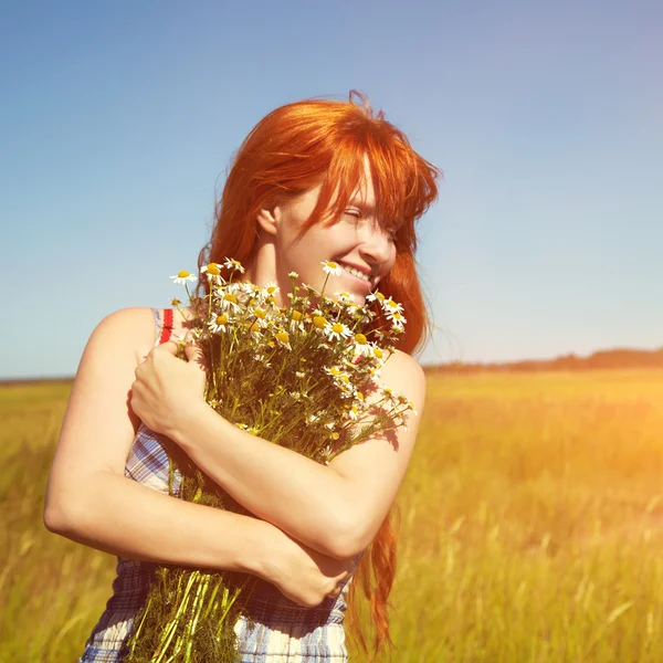 Redhead woman with a bouquet of flowers — Stock Photo, Image