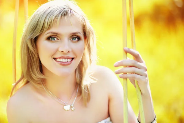 Outdoor portrait of a beautiful woman — Stock Photo, Image