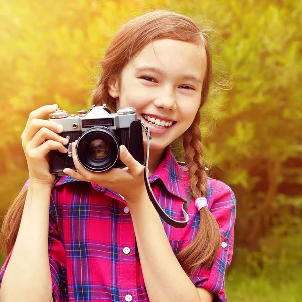 Tienermeisje met een camera — Stockfoto
