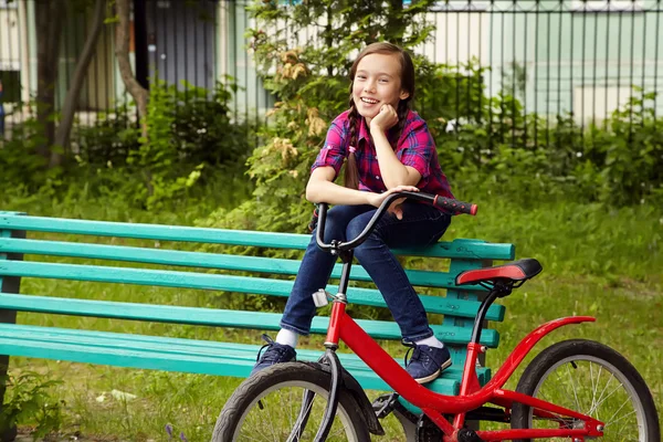 Nastolatka dziewczyny z rowerem — Zdjęcie stockowe