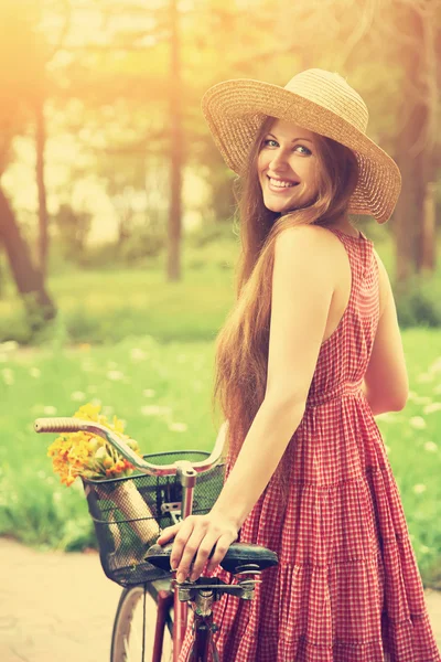 Jovem mulher e bicicleta — Fotografia de Stock