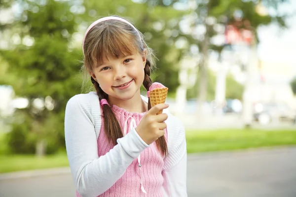 Petite fille avec crème glacée — Photo