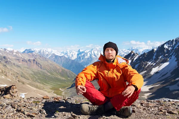 Hloubavec horolezec v horách — Stock fotografie
