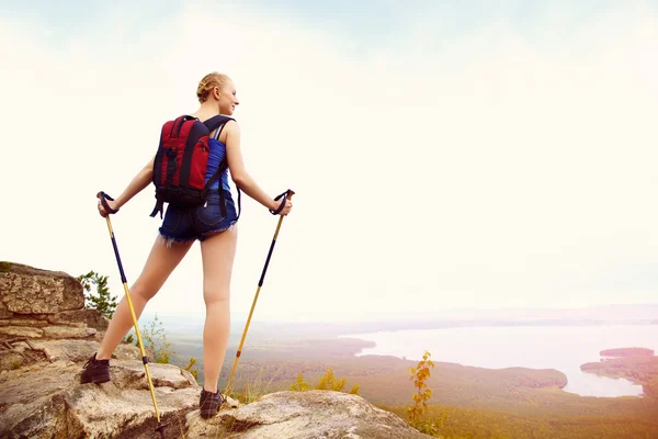 Жінка з рюкзаком пішки в горах — стокове фото