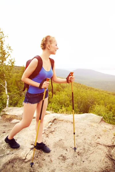 Femme avec sac à dos randonnée dans les montagnes — Photo