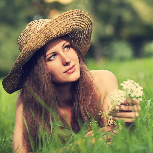 Mooie vrouw met hoed — Stockfoto