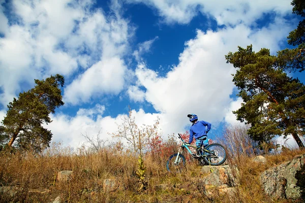 Homem montando uma bicicleta de montanha — Fotografia de Stock