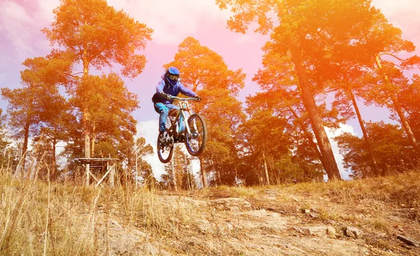 Homem montando uma bicicleta de montanha — Fotografia de Stock