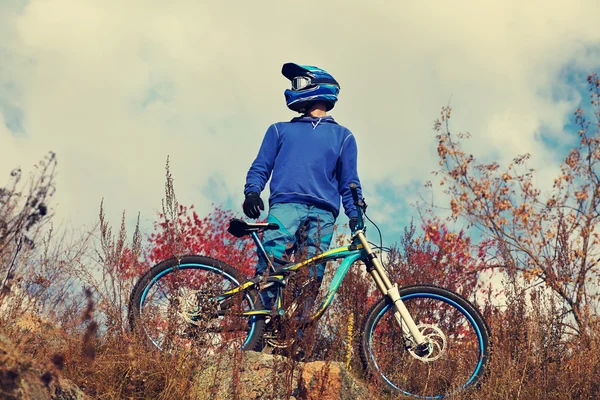 Uomo in sella a una mountain bike — Foto Stock