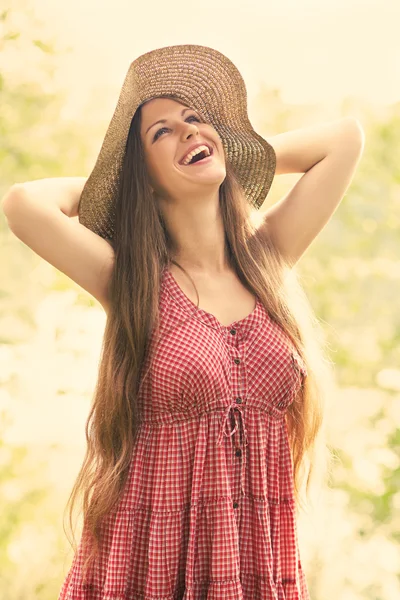 Belle femme avec chapeau — Photo