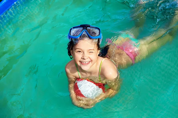 Kleines Mädchen im Schwimmbad — Stockfoto