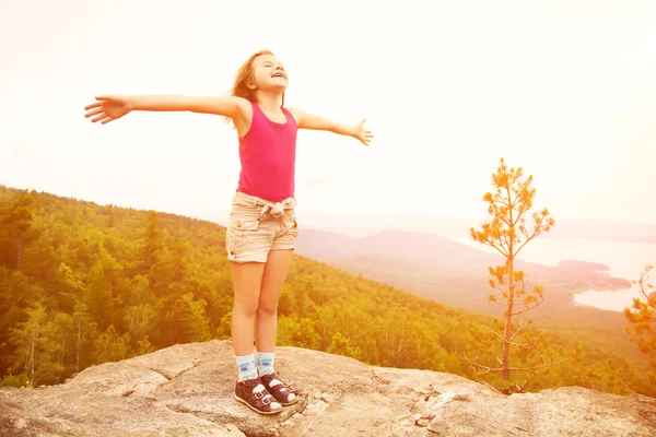 Glückliches Mädchen auf dem Berggipfel — Stockfoto