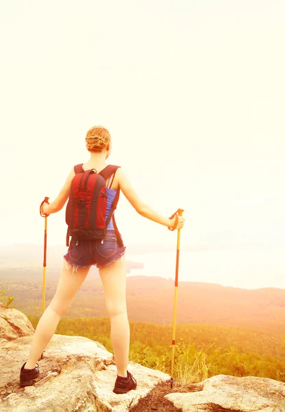 Woman with backpack hiking in the mountains — Stock Photo, Image