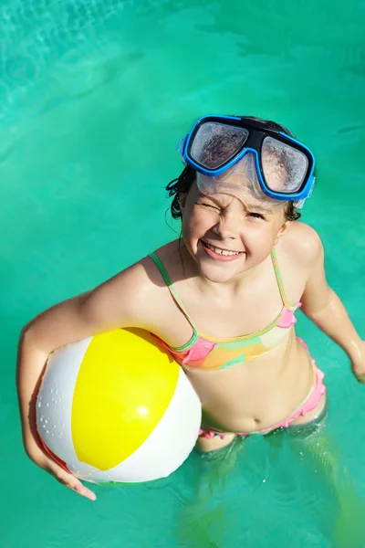 Kleines Mädchen im Schwimmbad — Stockfoto