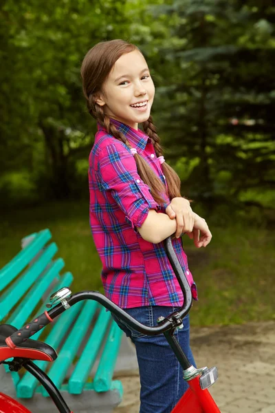 Adolescent fille avec un vélo — Photo