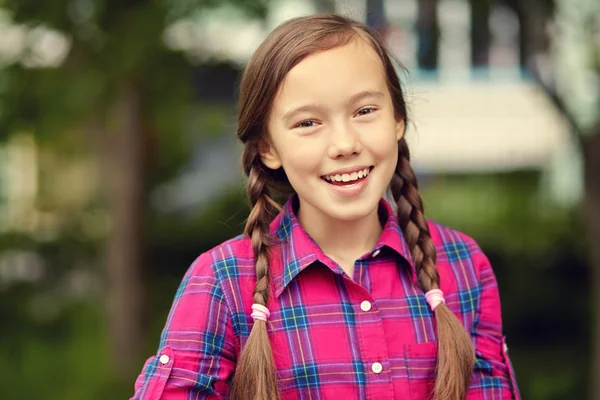 Schöne Teenager-Mädchen — Stockfoto