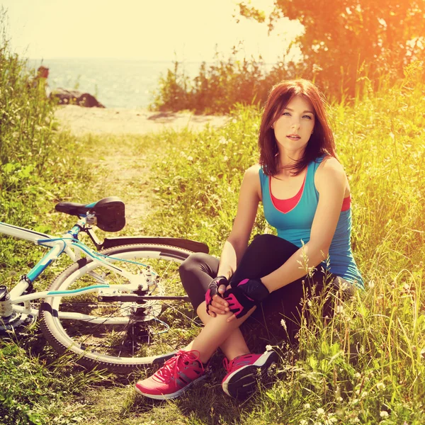 Young woman and bike — Stock Photo, Image