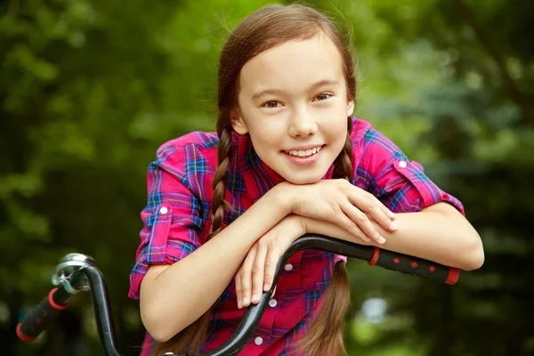 Teenager Mädchen mit einem Fahrrad — Stockfoto