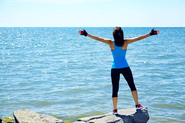 Sporty woman on the sea — Stock Photo, Image