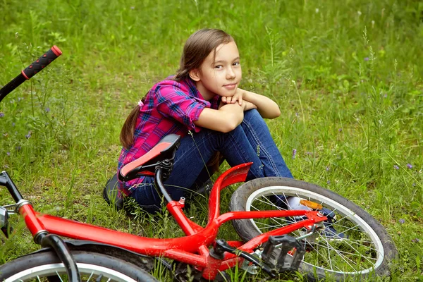 Дівчина-підліток з велосипедом — стокове фото