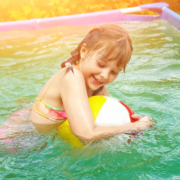 Egy kislány a medencében. — Stock Fotó