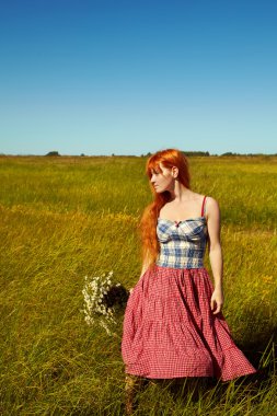bir buket çiçek ile Kızıl saçlı kadın
