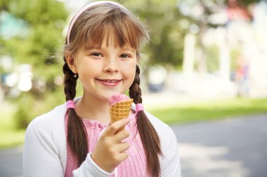 Dondurmalı küçük kız.