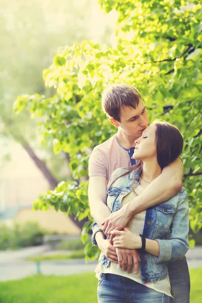 Jeune couple amoureux en plein air — Photo