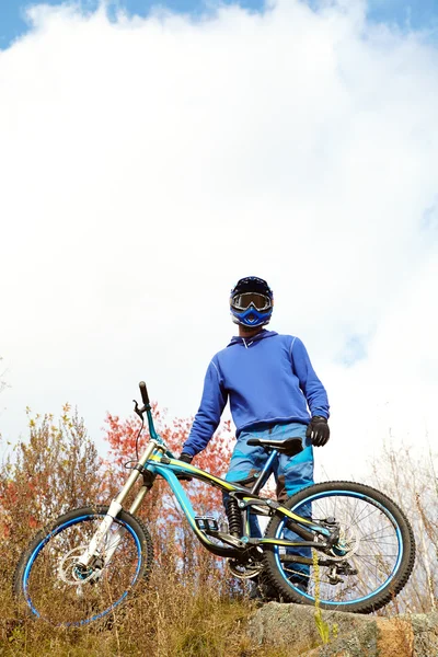 Hombre y bicicleta de montaña — Foto de Stock