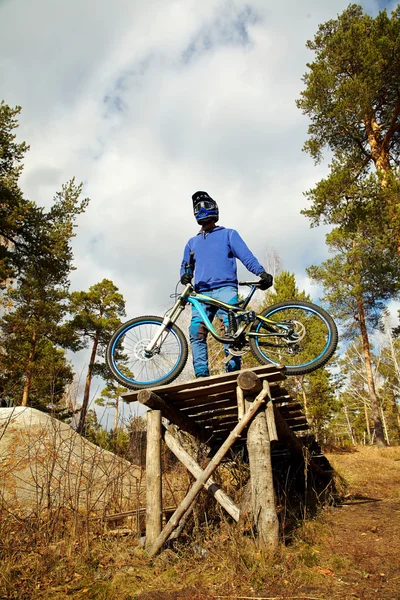 Hombre y bicicleta de montaña — Foto de Stock