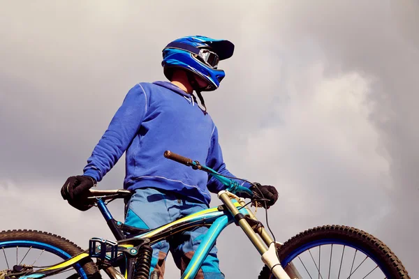 Uomo in sella a una mountain bike — Foto Stock