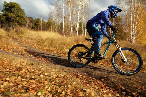 Uomo in sella a una mountain bike — Foto Stock