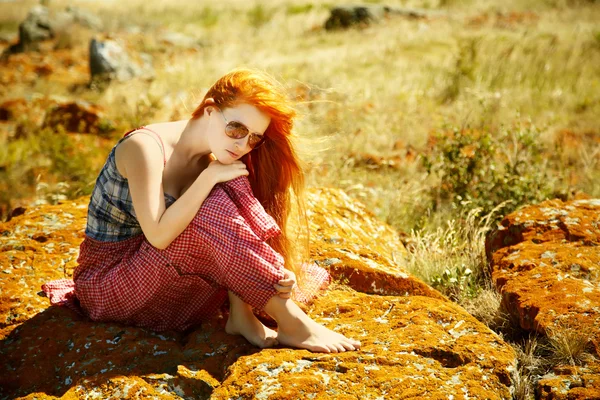 Seksi redhead kadın — Stok fotoğraf